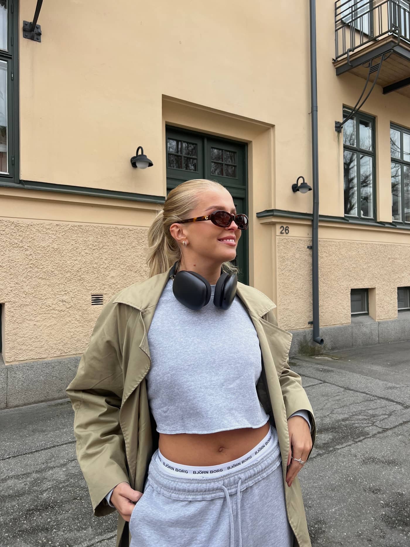 Björn Borg Studio Oversized Cropped Crew in Light Grey Melange (Grijs) met onafgewerkte randen, buiten gedragen door dames. - Image 2