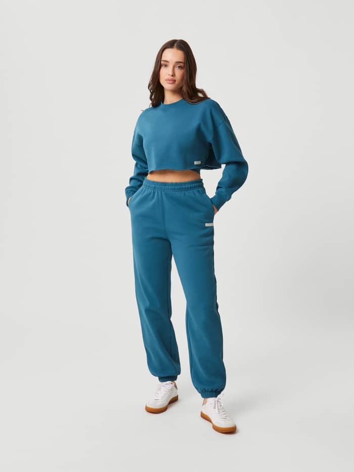 Vorderansicht einer Frau im Studio Oversized Cropped Crew in Mallard Blue (Blau) aus Baumwolle mit stylischer Passform. - Image 4
