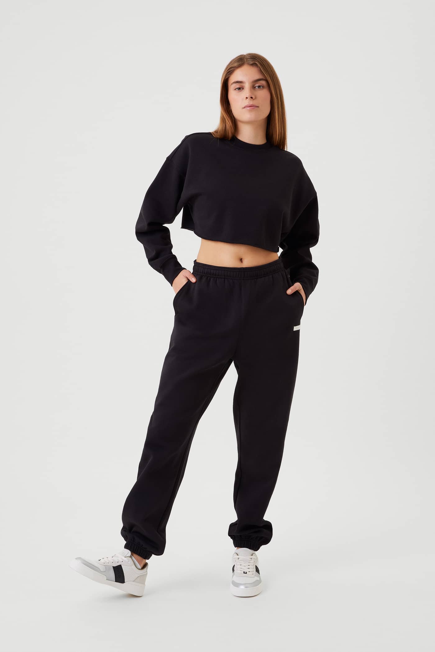 Ganzkörper-Vorderansicht des Studio Oversized Cropped Crew in Black Beauty (Schwarz) aus Baumwolle mit passender Hose. - Image 3