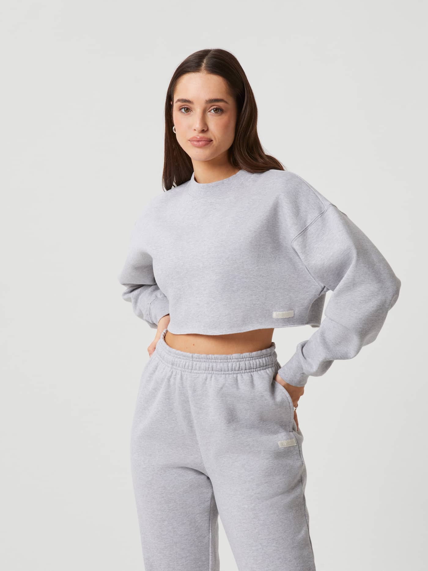 Studio Oversized Cropped Crew in Light Grey Melange (Grijs) met een stijlvolle korte pasvorm in vooraanzicht. - Image 1