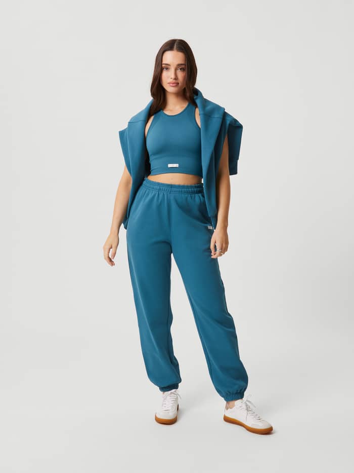 Studio Oversized Pants i Mallard Blue (Blå) för dam i helfigur framifrån med en avslappnad passform.