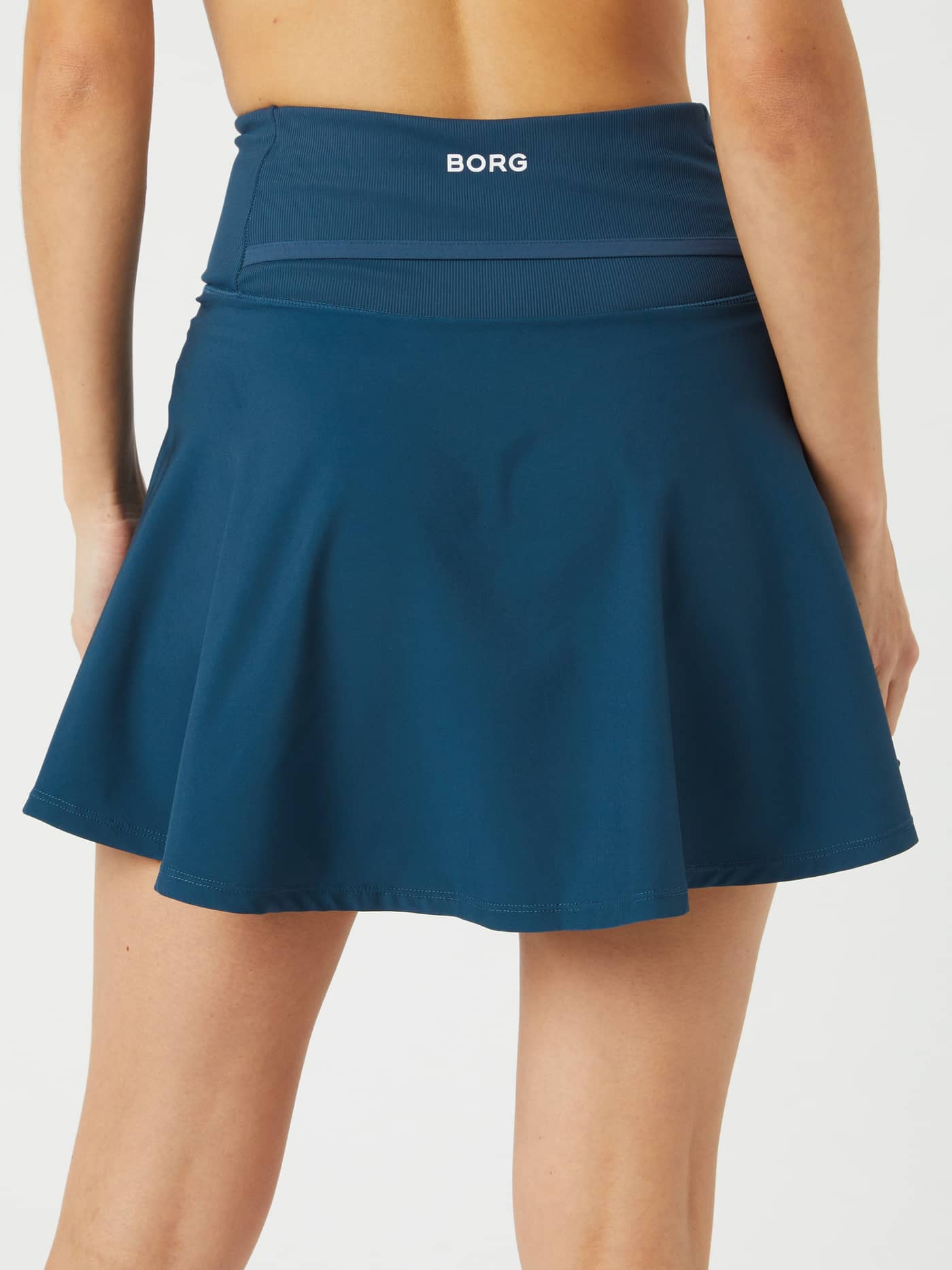 Ace Skirt Pocket i Moonlit Ocean (Blå) sedd bakifrån, en stilren tenniskjol med hög midja och vit logotyp. - Image 3