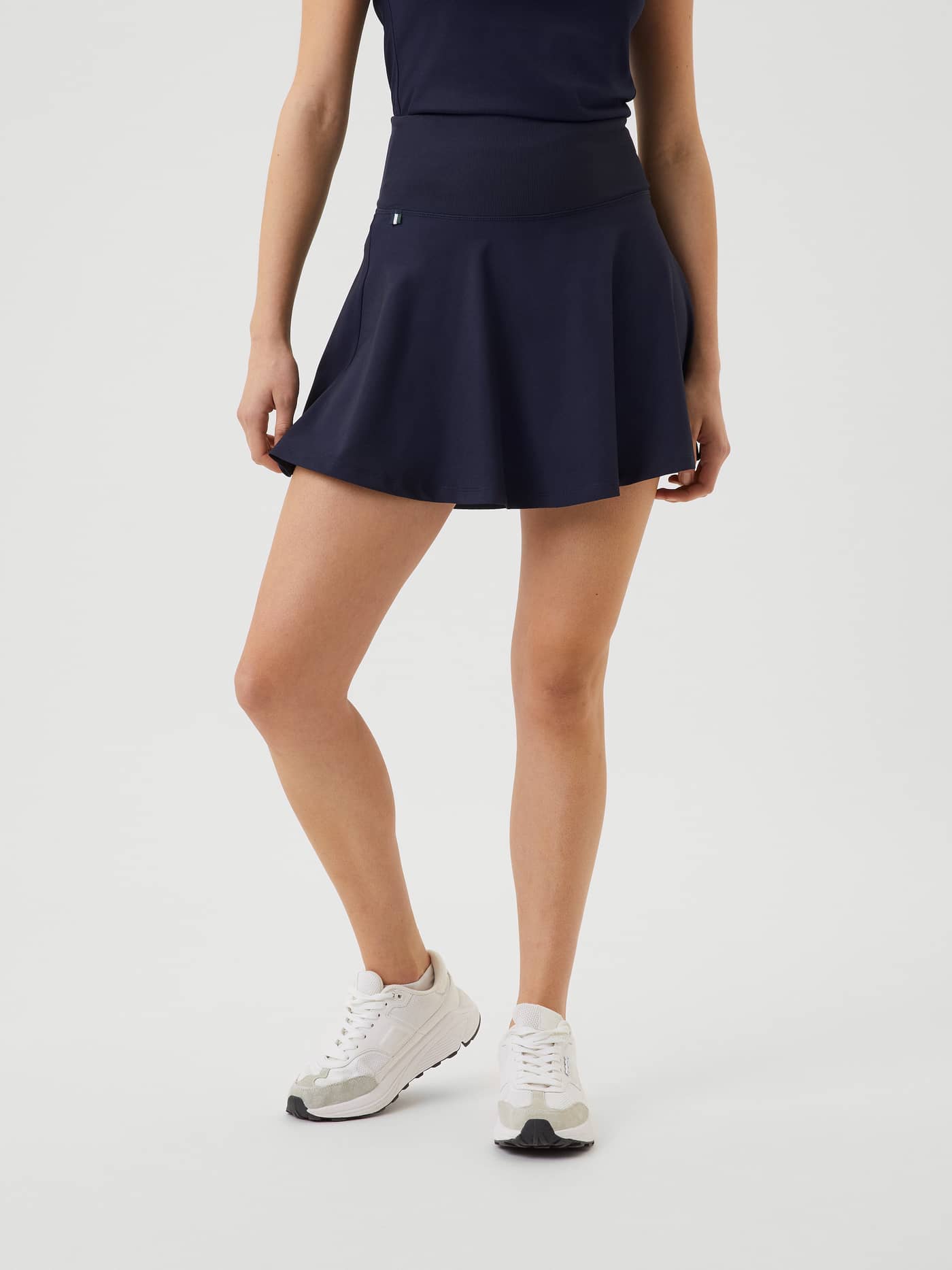 Vooraanzicht van de Björn Borg Ace Skirt Pocket in Night Sky (Marineblauw), een stijlvolle performance tennisrok. - Image 2