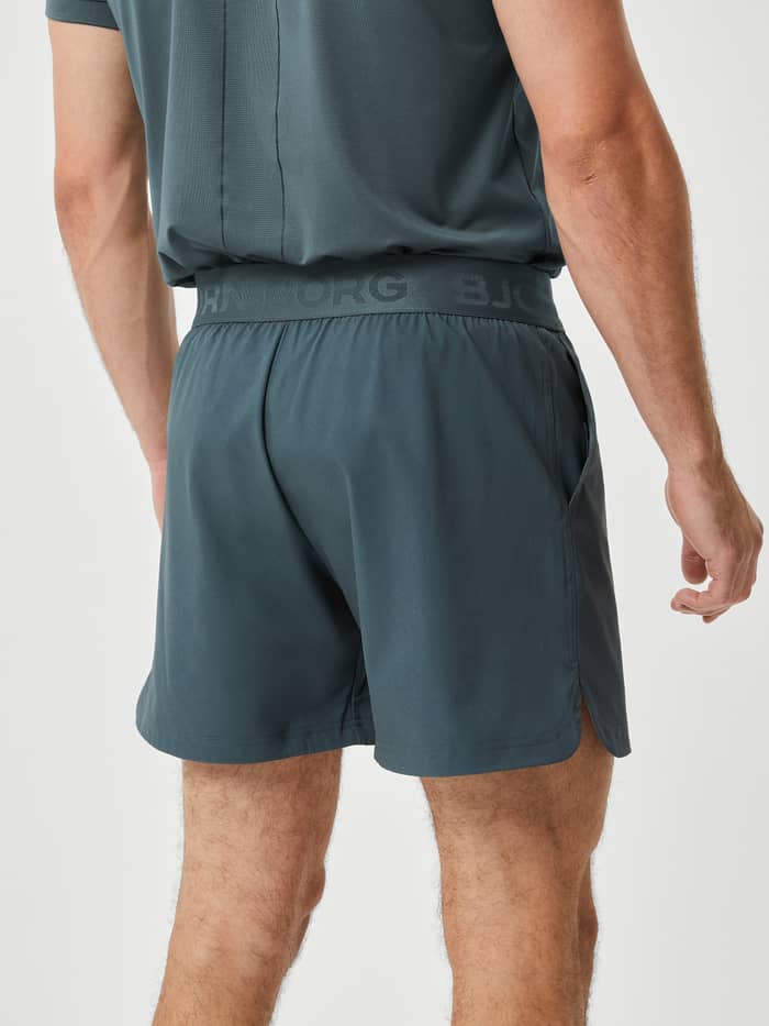 Ace Short Shorts i Urban Chic (Grøn) set bagfra, designet til stil og funktion til tennistræning. - Image 3