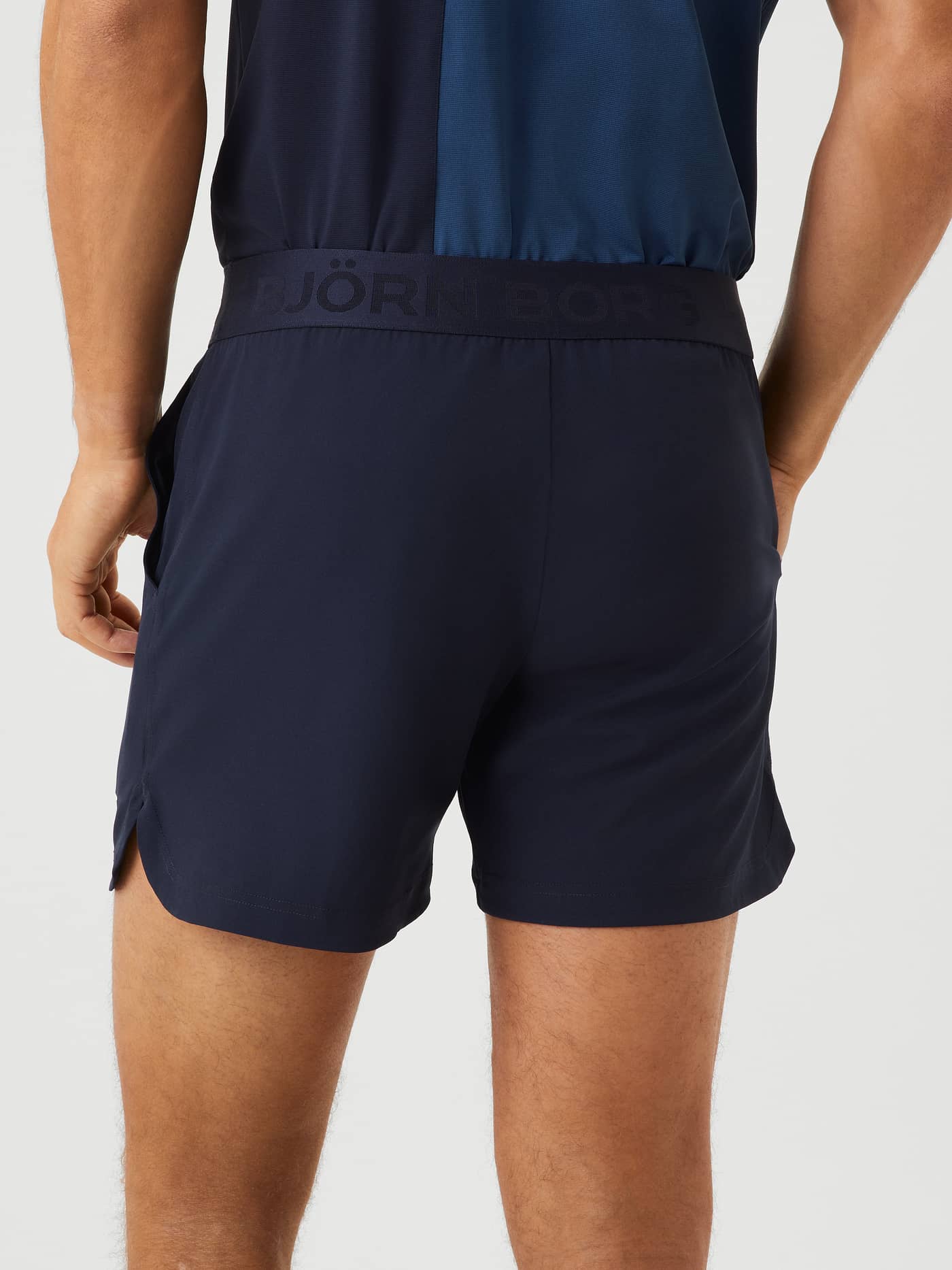 Vue arrière du Ace Short Shorts en Night sky (Marine) avec fentes latérales et ceinture à logo marine pour le tennis. - Image 3