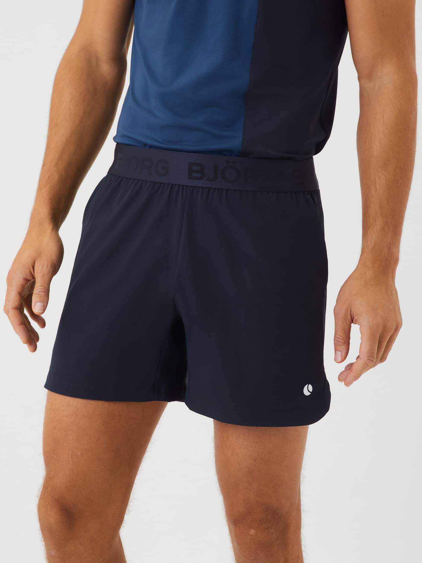 Vue de face de l'élégant Björn Borg Ace Short Shorts en Night sky (Marine) avec logo blanc pour le tennis et l'entraînement. - Image 2