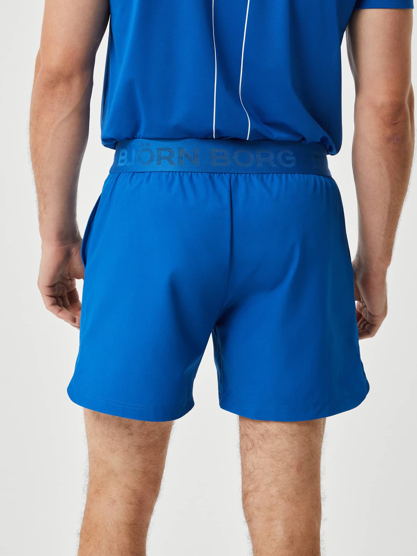 Ace Short Shorts i Classic Blue (Blå) sedda bakifrån, snygga och funktionella träningsshorts för tennis. - Image 2