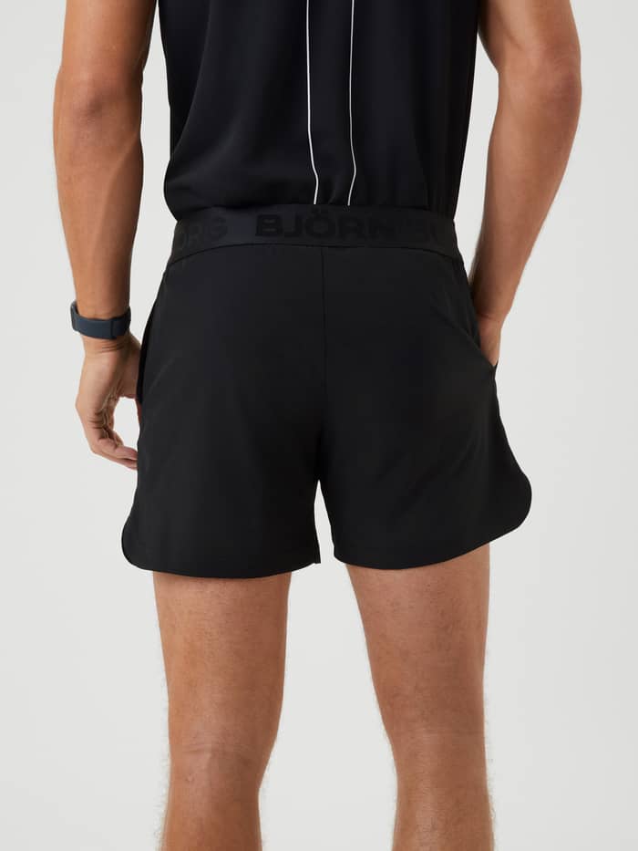 Ace Short Shorts i Black Beauty (Sort) set bagfra, perfekte til performance og træning på tennisbanen. - Image 3