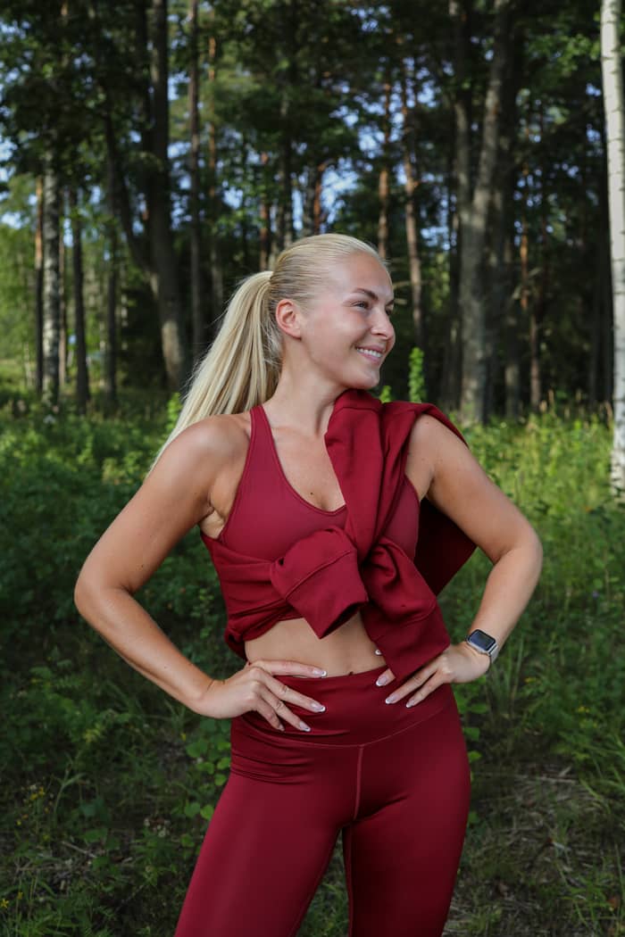 Borg Mid V Support i Pomegranate (Röd) för dam sedd framifrån, med snygg passform för träning utomhus.