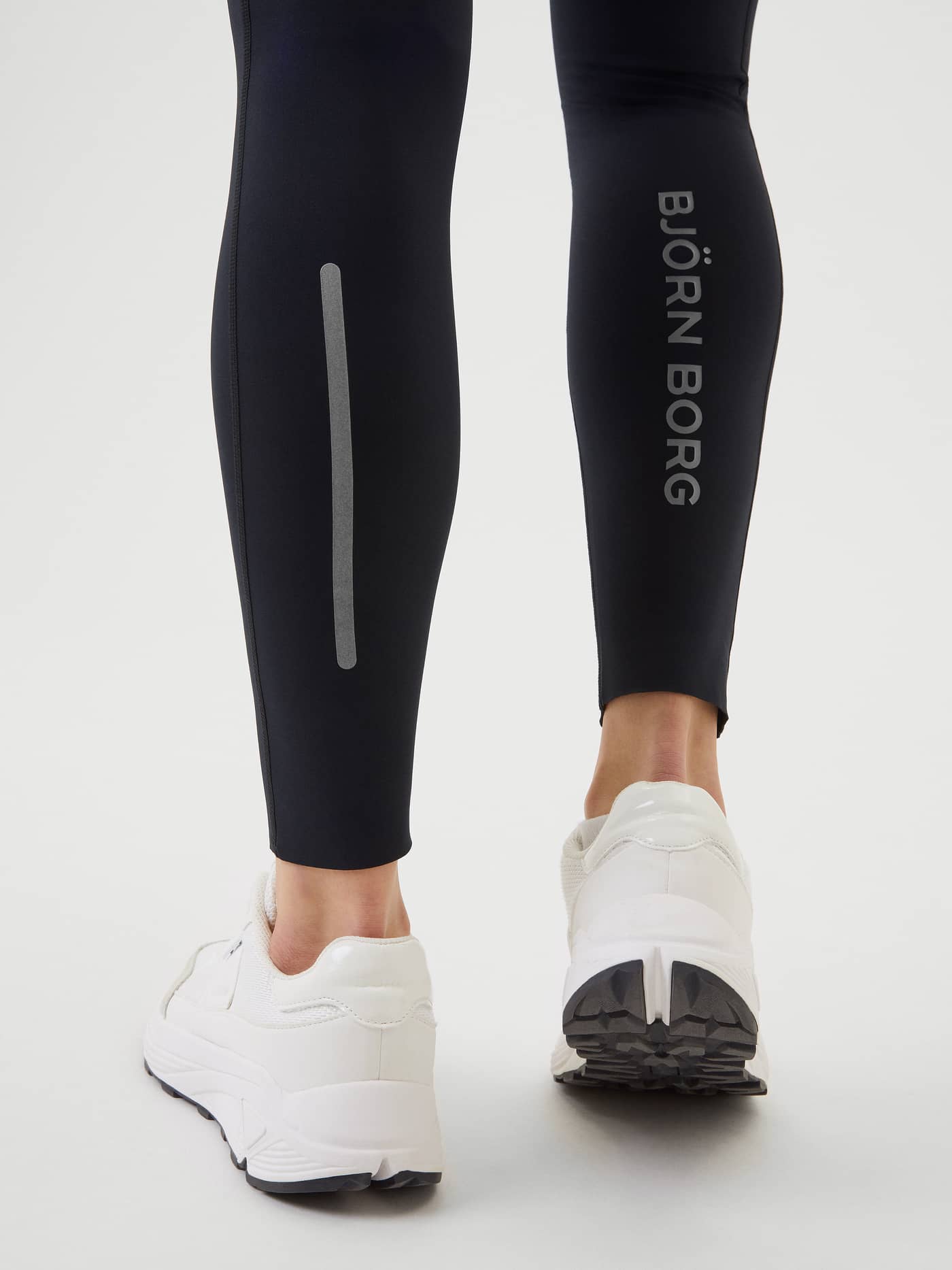 Rückansicht der Borg Running Winter Tights in Black Beauty (Schwarz) mit silbernem Logo und reflektierenden Streifen. - Image 6