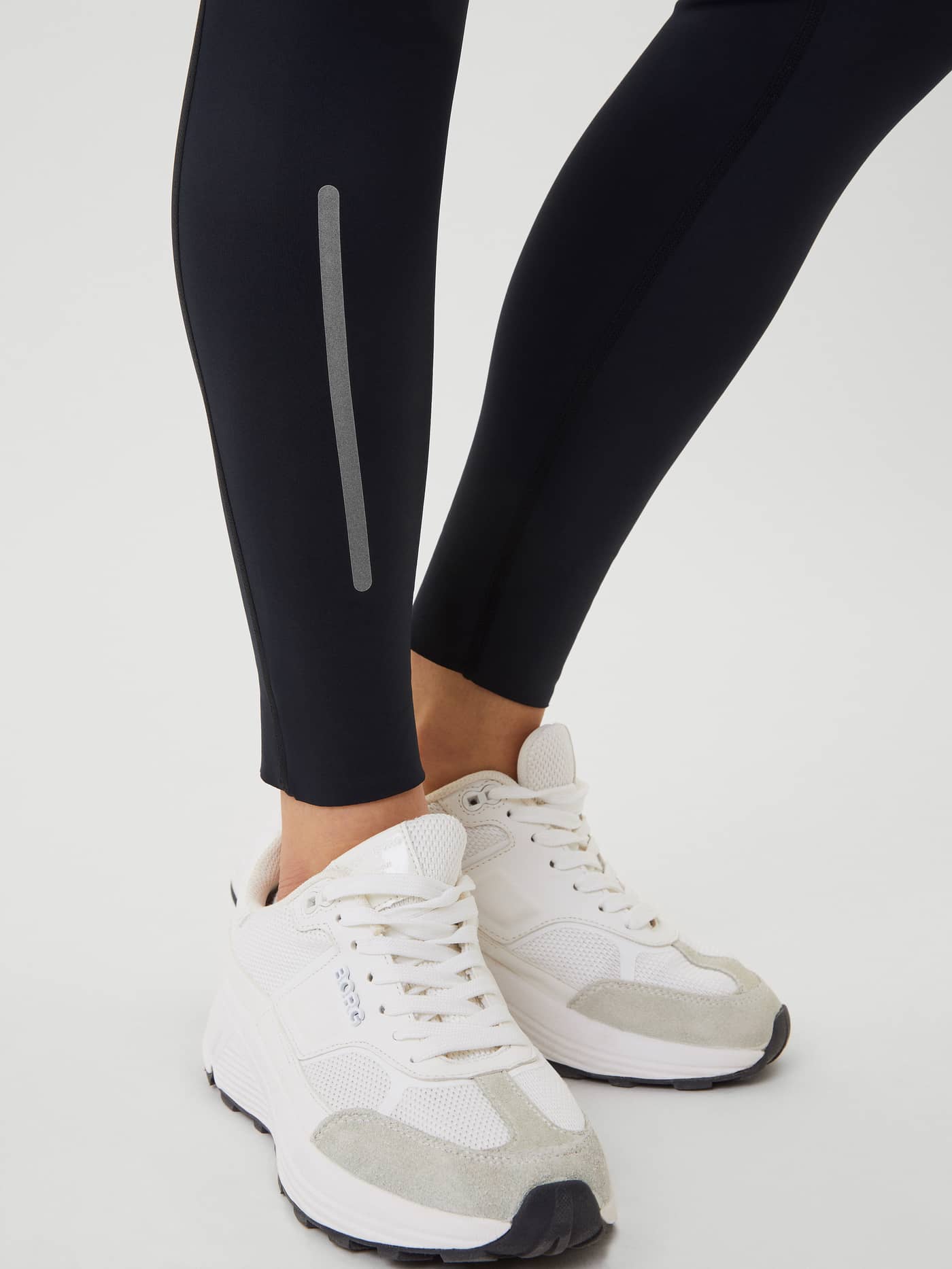 Nahaufnahme der Borg Running Winter Tights in Black Beauty (Schwarz) mit vertikalem Reflexstreifen für Style und Performance. - Image 5