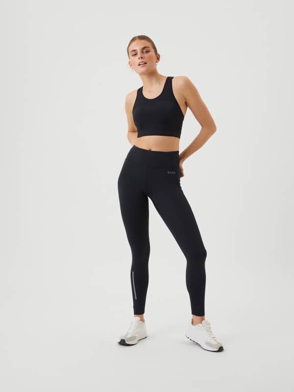 Borg Running Winter Tights i Black Beauty (Sort) set forfra i fuld figur med en tæt pasform til løb.
