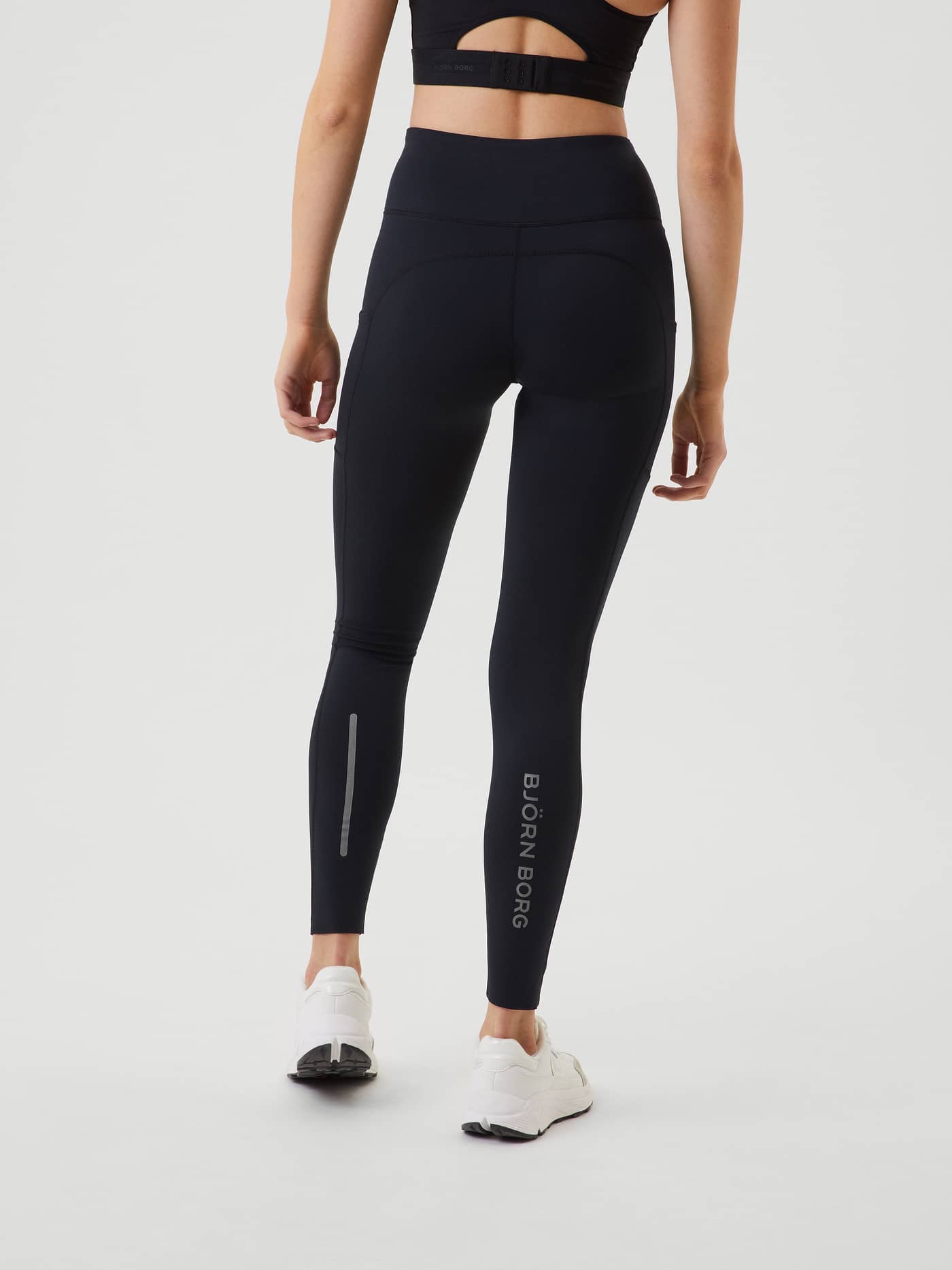 Rückansicht der schmal geschnittenen Borg Running Winter Tights in Black Beauty (Schwarz) für Style und Performance-Running. - Image 3