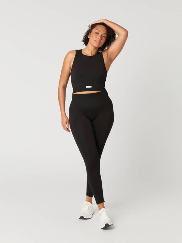 Ribbstickad Studio Seamless Bralette i Black Beauty (Svart) på kvinna i helfigur framifrån för träning.