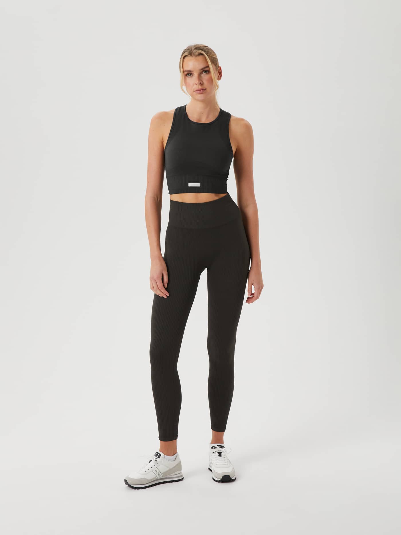 Björn Borg Studio Seamless Bralette i Peat (Grön) för dam sedd framifrån i helfigur, perfekt för träning. - Image 3