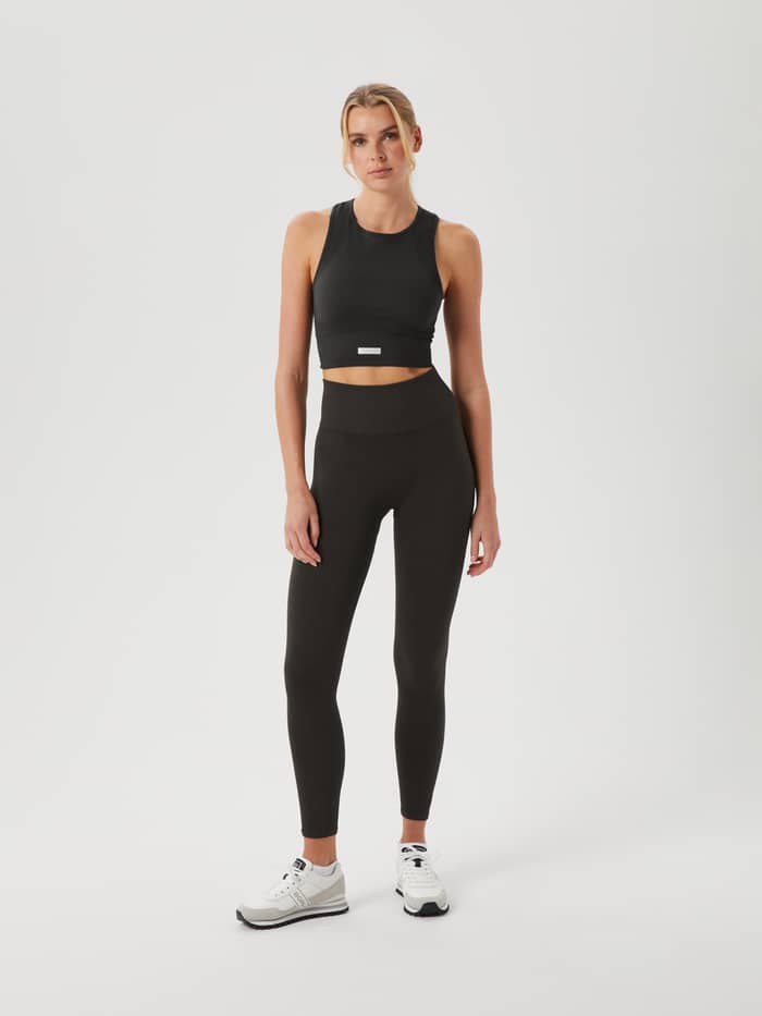 Ganzkörper-Vorderansicht des Studio Seamless Bralette in Peat (Grün) mit nahtlosem Ripp-Design für das Training. - Image 3