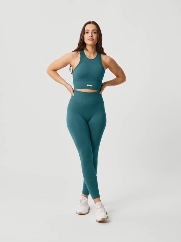 Ganzkörper-Vorderansicht des schmalen Björn Borg Studio Seamless Bralette in Mallard Blue (Blau) für das Training. - Image 4