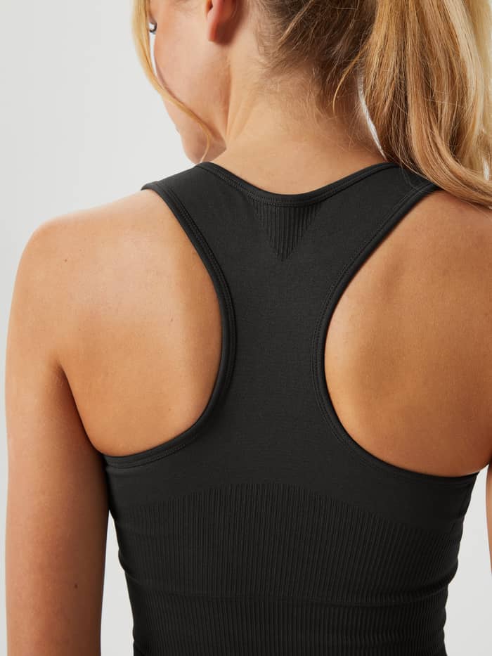 Rückansicht des gerippten Studio Seamless Bralette in Peat (Grün) mit Racerback-Passform für das Training. - Image 4