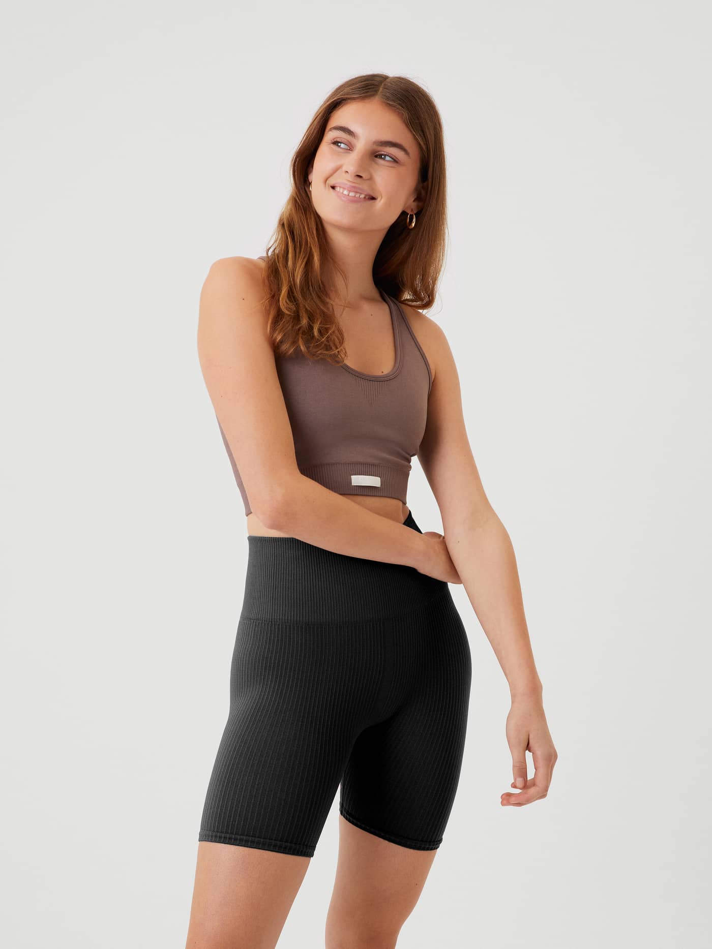 Vue de face d'une femme portant la Studio Low  Seamless Bra en Sparrow (Marron) pour l'entraînement. - Image 2