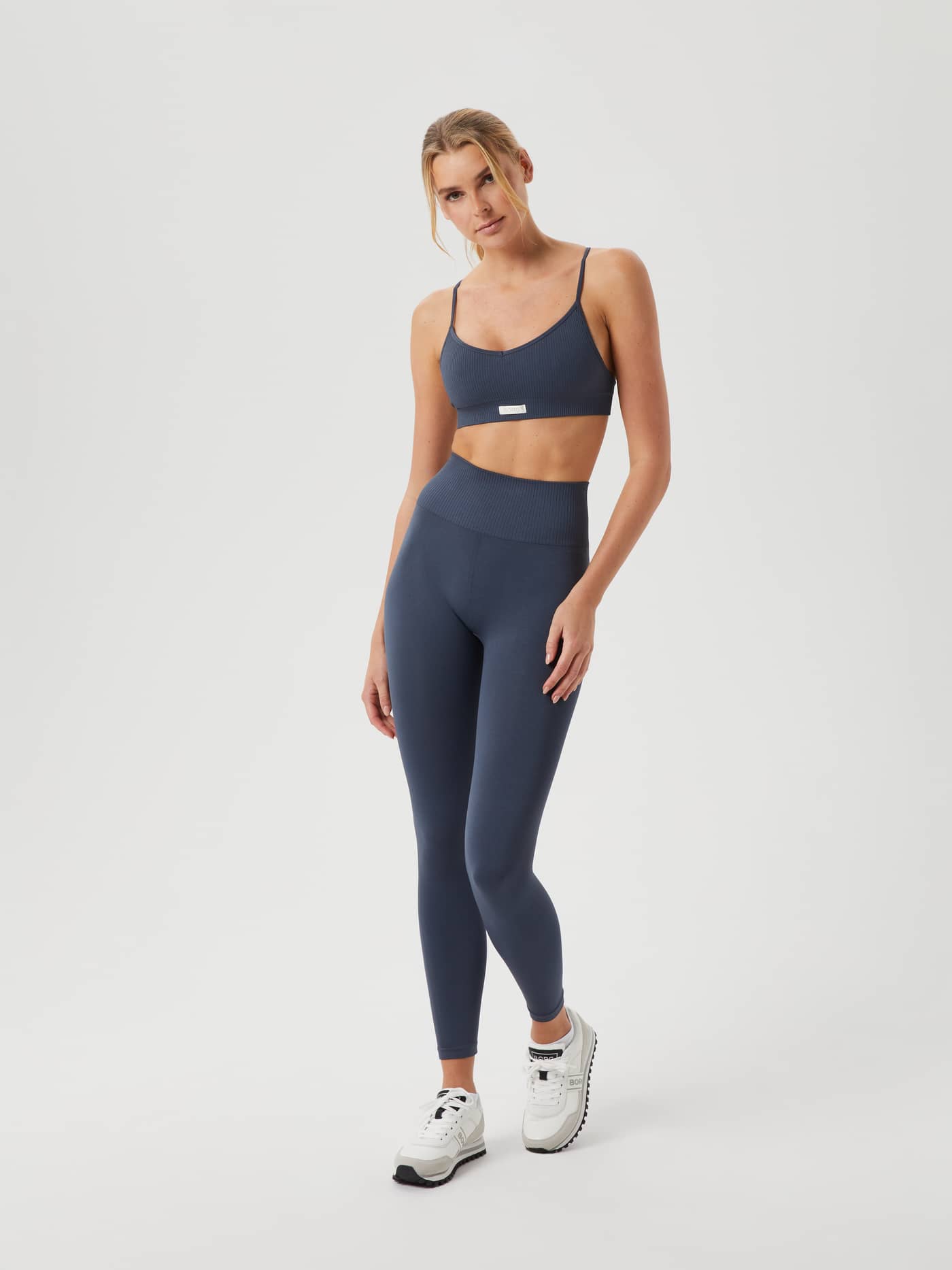 Full-body front view of a woman wearing the training Björn Borg Studio Seamless Light Tights in Midnight Navy (Navy). - Image 1