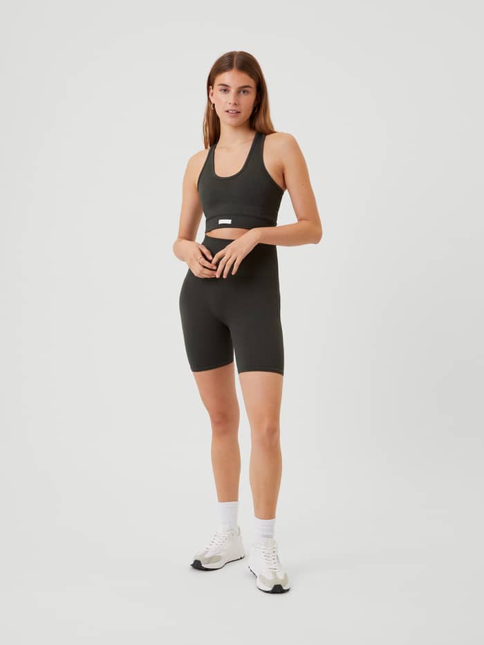Ribbstickade Studio Seamless Rib Shorts i Peat (Grön) för träning, sedda på en modell framifrån i helfigur.