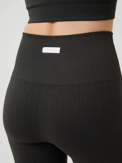 Studio Seamless Rib Shorts i Peat (Grön) sedda bakifrån i närbild med ribbstickad träningspassform och vit BORG-logotyp. - Image 4