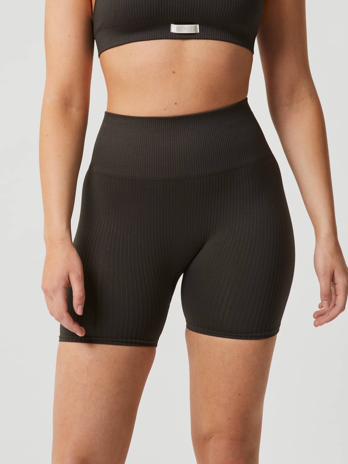 Studio Seamless Rib Shorts i Peat (Grön) för dam sedda framifrån med en ribbstickad sömlös träningspassform. - Image 6
