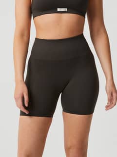 Studio Seamless Rib Shorts i Peat (Grön) för dam sedda framifrån med en ribbstickad sömlös träningspassform. - Image 6