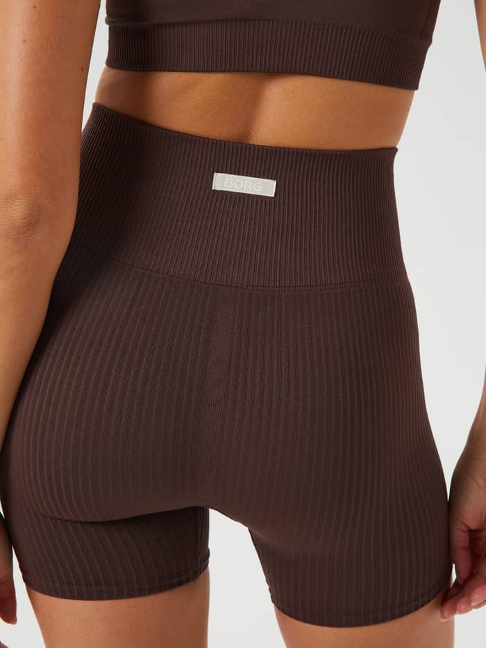 Studio Seamless Rib Shorts in French Toast (Bruin) voor training, achteraanzicht met geribde stof en grijs BORG-logo.