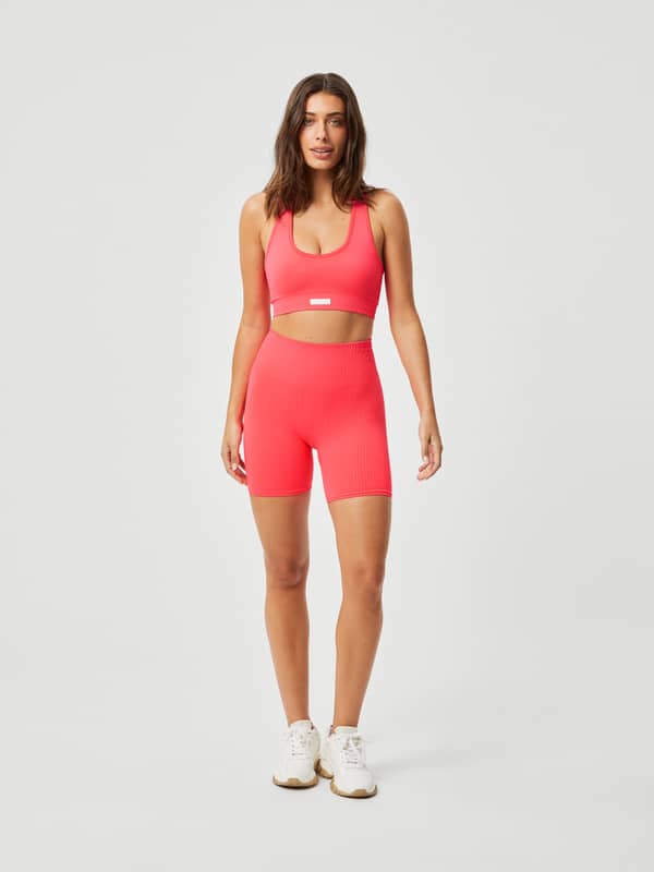 Vista frontal de una mujer con Studio Seamless Rib Shorts en Diva Pink (Rosa) de ajuste ceñido para entrenamiento.