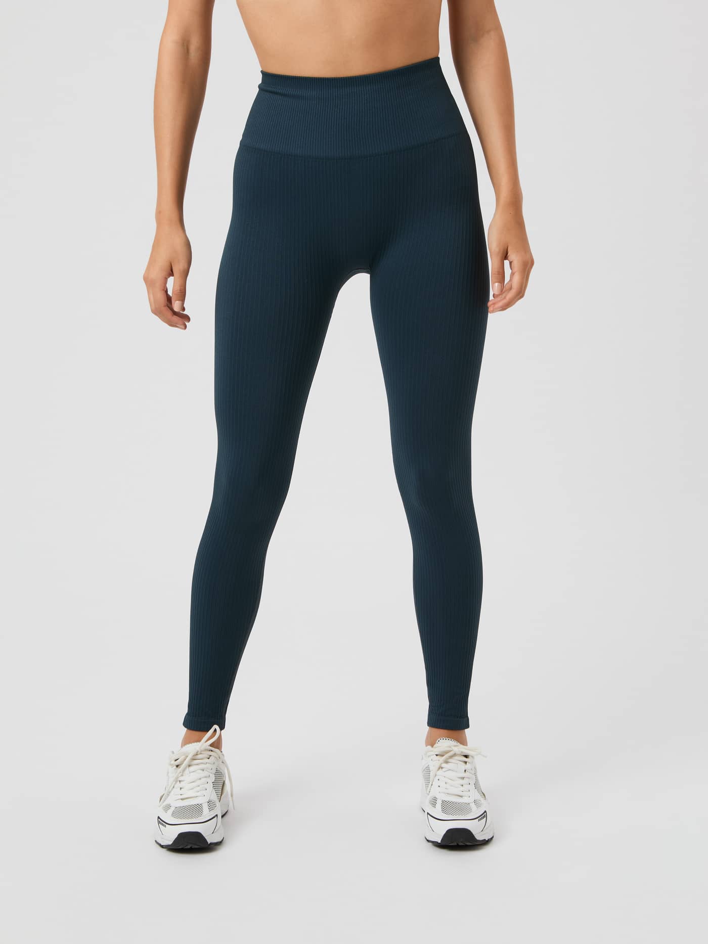 Vue de face du Studio Seamless Rib Tights Midnight Navy (Marine) à taille haute pour l'entraînement. - Image 3