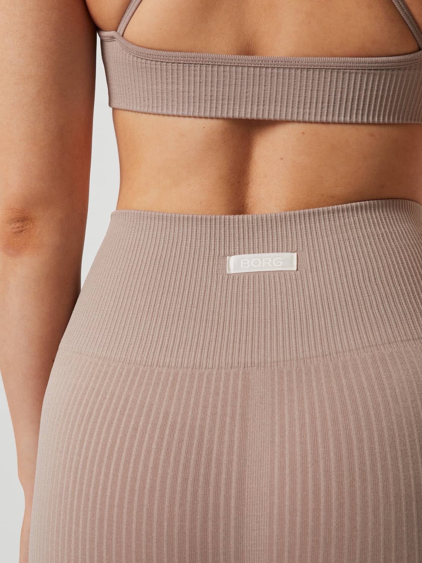 Studio Seamless Rib Tights i Etherea (beige) sett bakfra, ribbestrikket treningstights med hvit BORG-logolapp. - Image 6