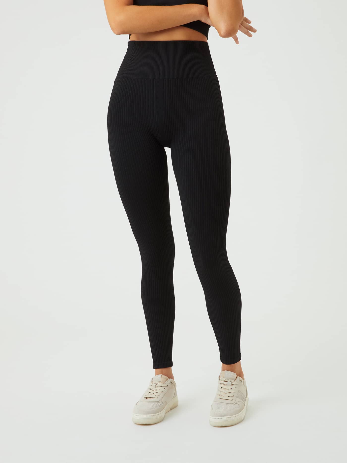 Vista frontal de las Studio Seamless Rib Tights en Black Beauty (Negro) de talle alto para un entrenamiento con estilo. - Image 5