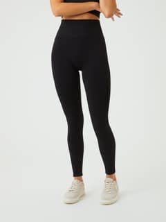 Vista frontal de las Studio Seamless Rib Tights en Black Beauty (Negro) de talle alto para un entrenamiento con estilo. - Image 5