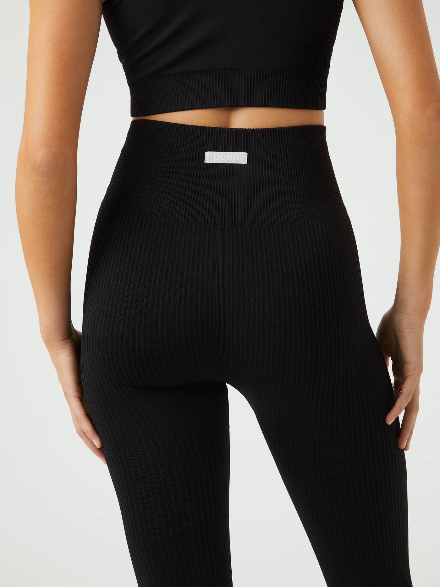 Vista posterior de Studio Seamless Rib Tights en Black Beauty (Negro), tejido acanalado, logo BORG blanco y entrenamiento. - Image 7