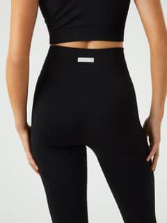 Vista posterior de Studio Seamless Rib Tights en Black Beauty (Negro), tejido acanalado, logo BORG blanco y entrenamiento. - Image 7