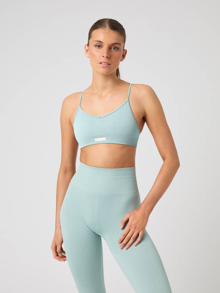 Front view of a woman wearing the rib-knitted Studio Seamless Rib Tights in Gray Mist (Blue) for a slim training fit. - Image 2