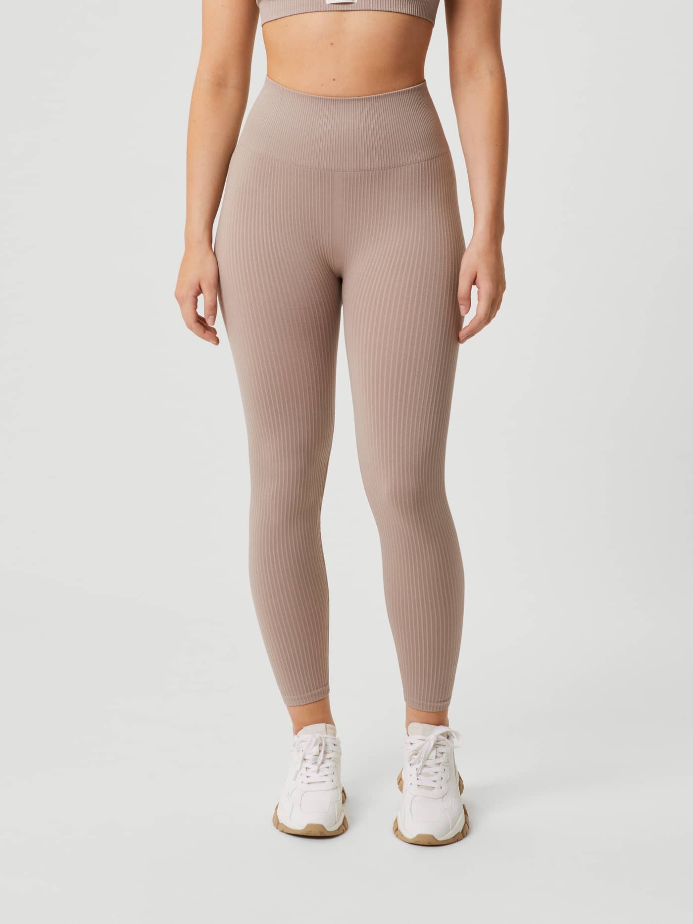 Studio Seamless Rib Tights i Etherea (Beige) sett forfra, sømløs og ribbestrikket treningstights med god passform. - Image 3