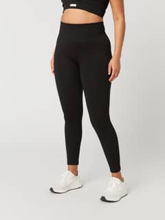 Vista frontal de una modelo con las Studio Seamless Rib Tights en Black Beauty (Negro) con ajuste ceñido para entrenar. - Image 2