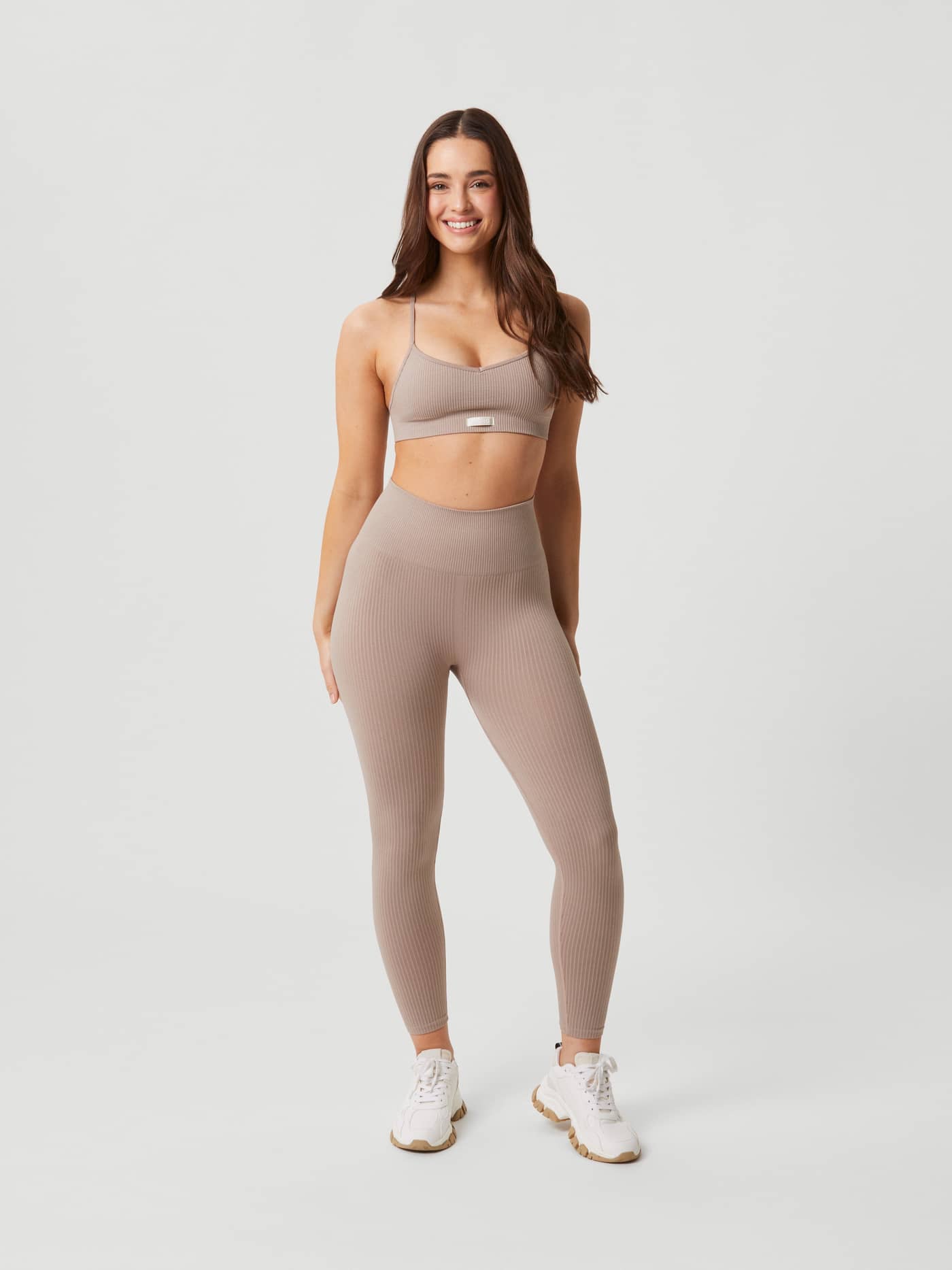 Studio Seamless Rib Tights i Etherea (Beige) med høyt liv for trening, sett forfra på kvinne. - Image 1