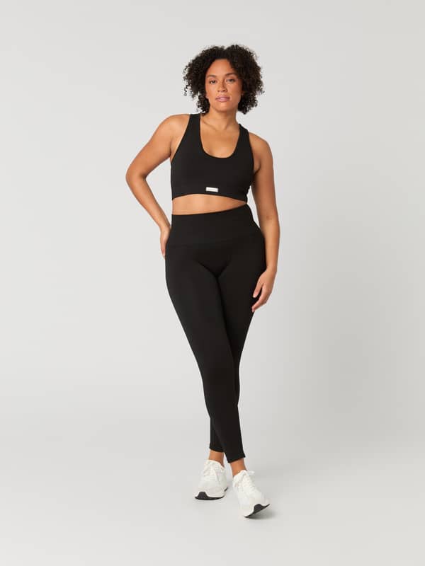 Modell framifrån i ribbade Studio Seamless Rib Tights i Black Beauty (Svart) för träning med mjuk och sömlös passform.