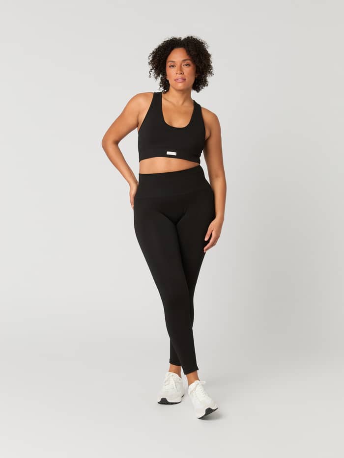 Studio Seamless Rib Tights in Black Beauty (Zwart) met een geribde, naadloze fit voor training, in vooraanzicht.