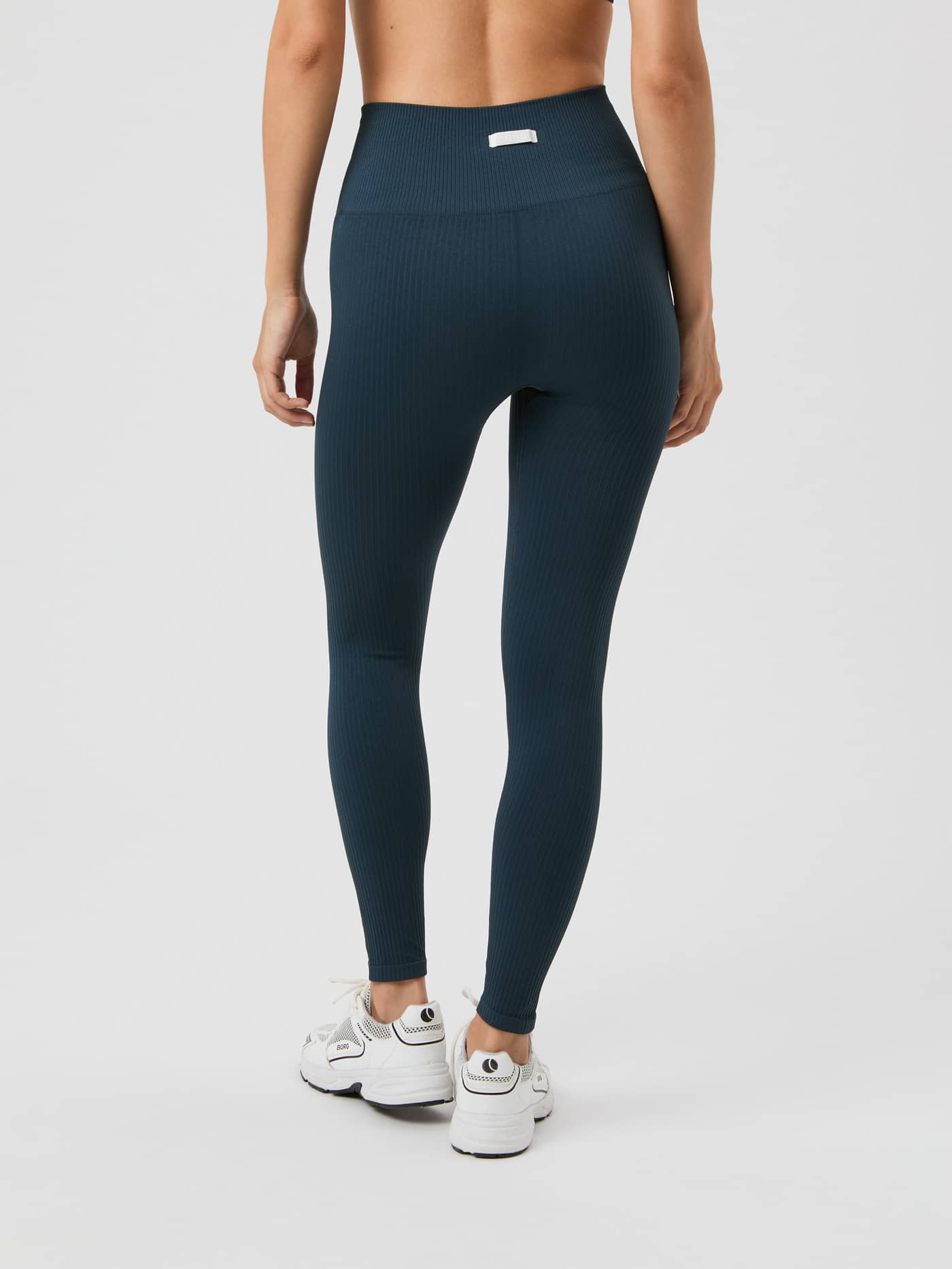 Vue arrière du Studio Seamless Rib Tights en Midnight Navy (Marine) pour l'entraînement avec étiquette logo blanche. - Image 4