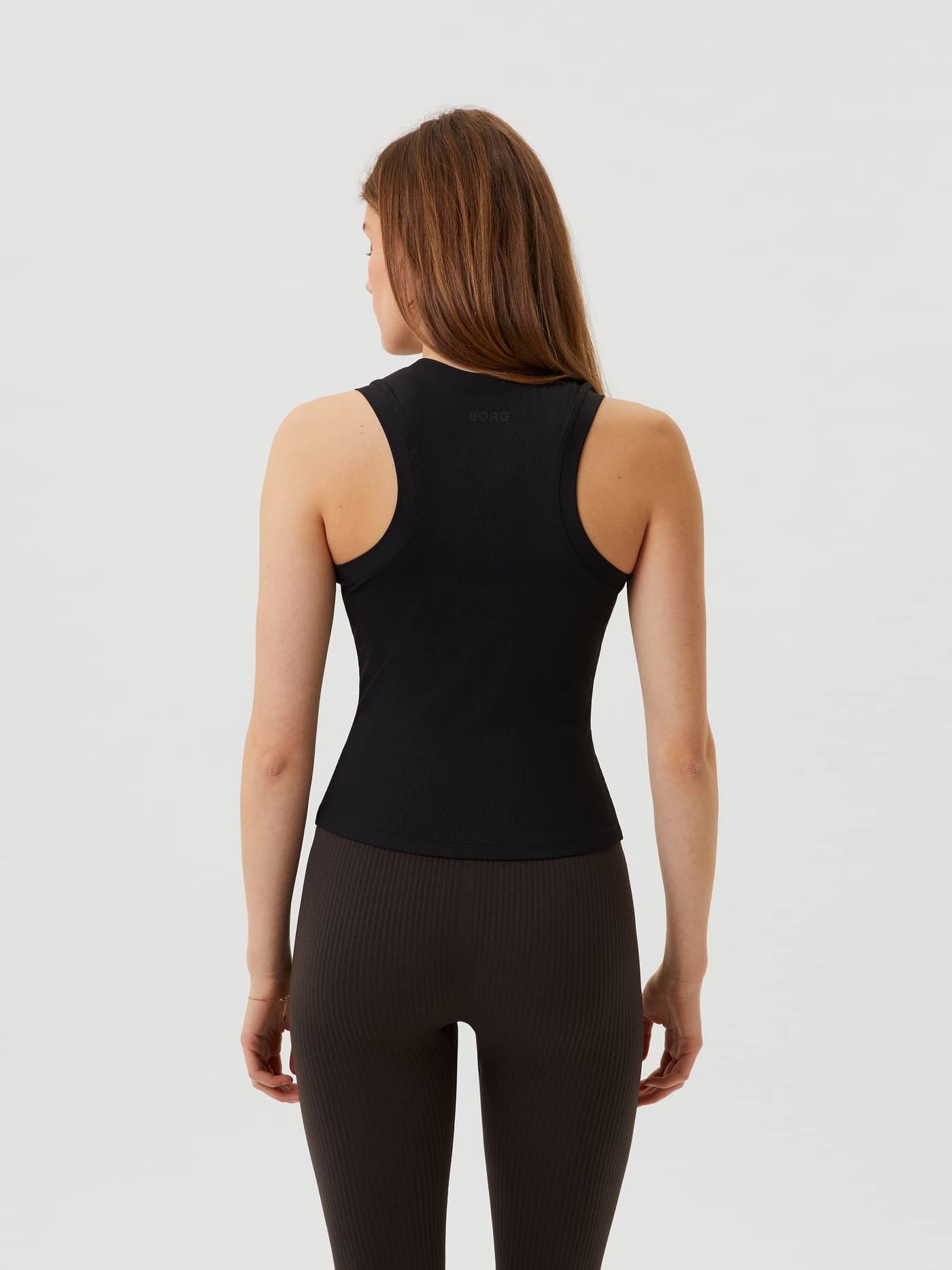 Björn Borg Studio Rib Tank in Black Beauty (Zwart), een slim-fit training racerback voor dames in achteraanzicht. - Image 2