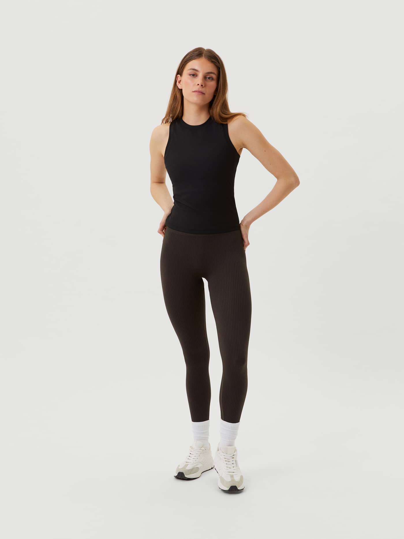 Björn Borg Studio Rib Tank in Black Beauty (Zwart) in vooraanzicht, een geribde trainingstop voor dames. - Image 3