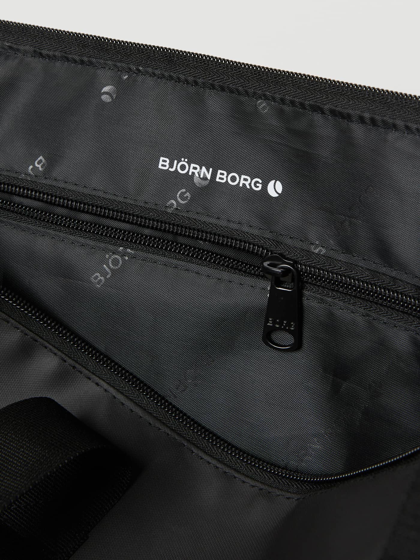 Vue intérieure du Borg Duffle Tote 28L d'entraînement en Black Beauty (Noir) avec doublure à logos et logo blanc. - Image 4