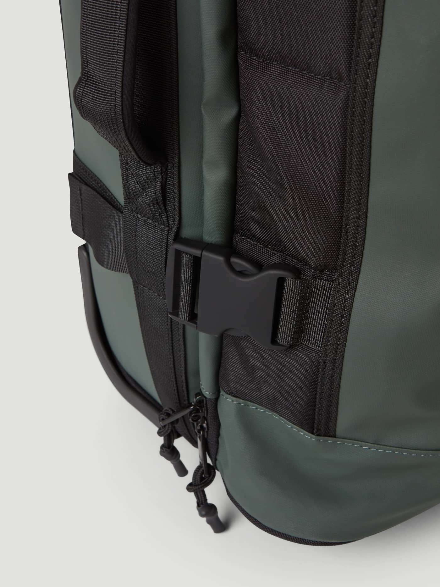 Detailed side view of the durable Mountain View (Green) Borg Travel Trolley S - 46L, featuring a sturdy side buckle. - Image 8