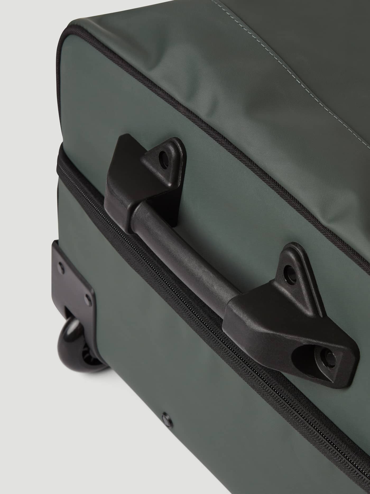 Robuster Seitengriff und Rollendetail am Borg Travel Trolley L - 80L in Mountain View (Grün) für stabiles Reisen. - Image 6