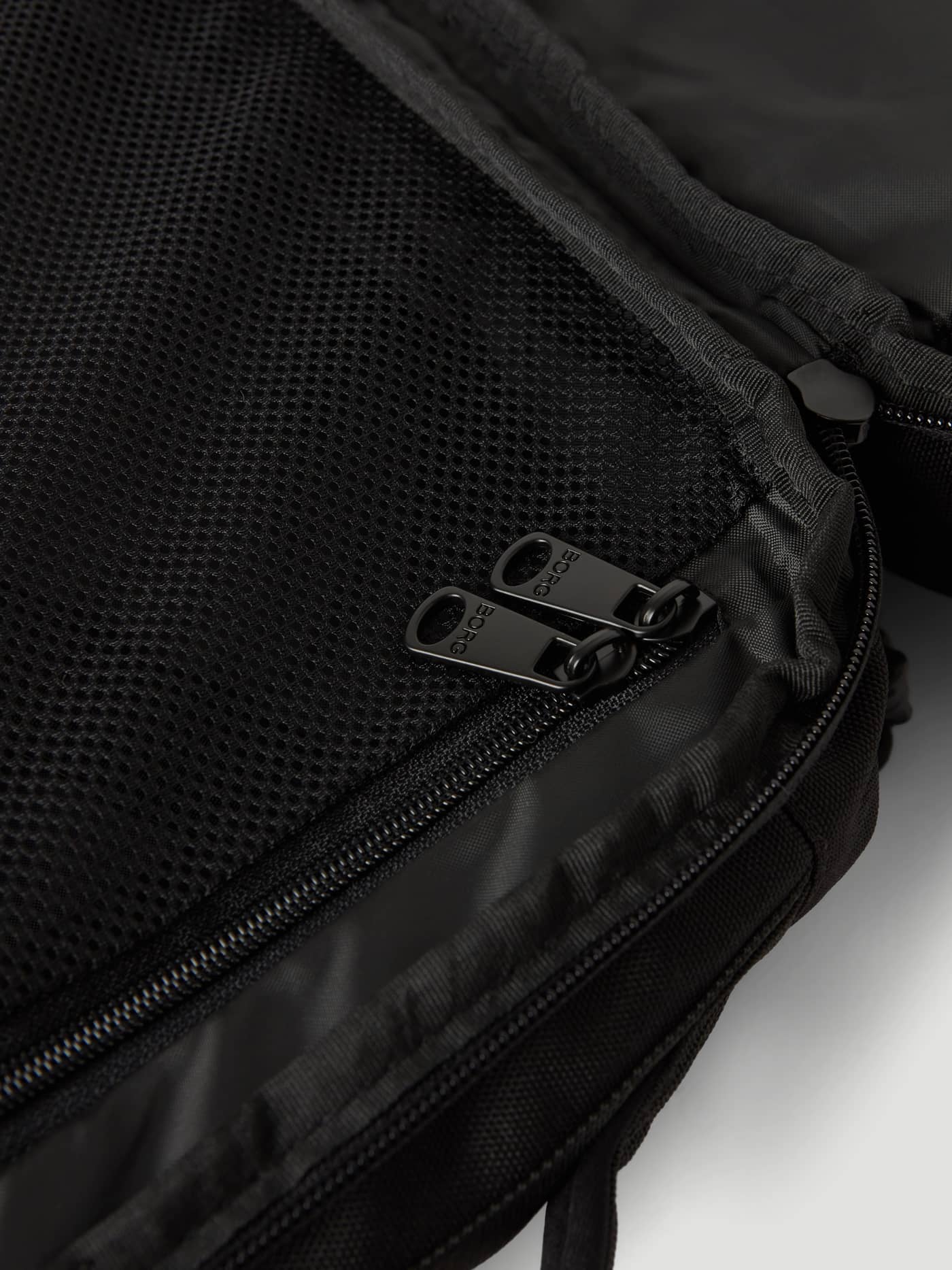 Borg Travel Backpack L - 35L i Black Beauty (Sort) set indefra med mesh-opbevaring og sorte lynlåse med logo. - Image 7