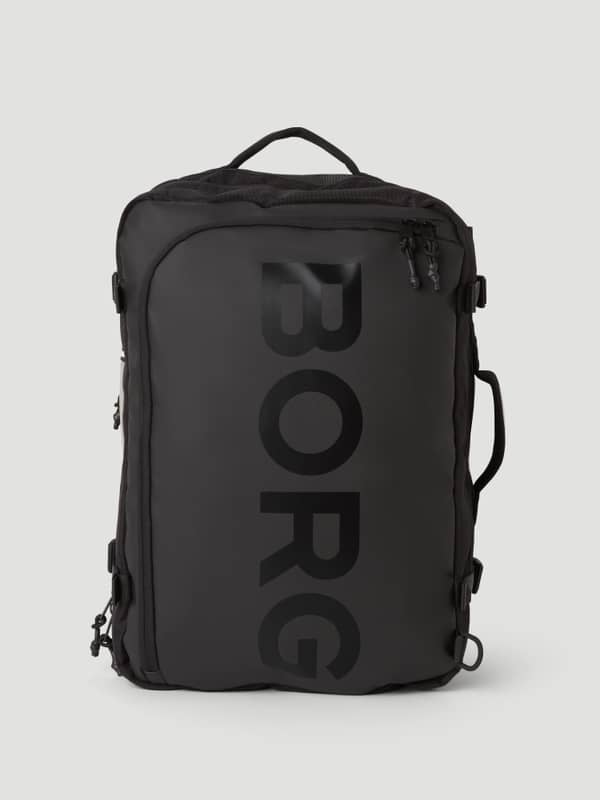 Vorderansicht des Borg Travel Backpack L - 35L in Black Beauty (Schwarz) mit großem schwarzem Logo und TPE-Beschichtung.